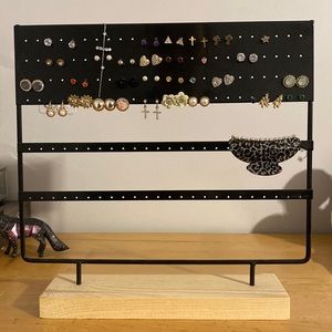 Brand new earring holder (earrings not included)